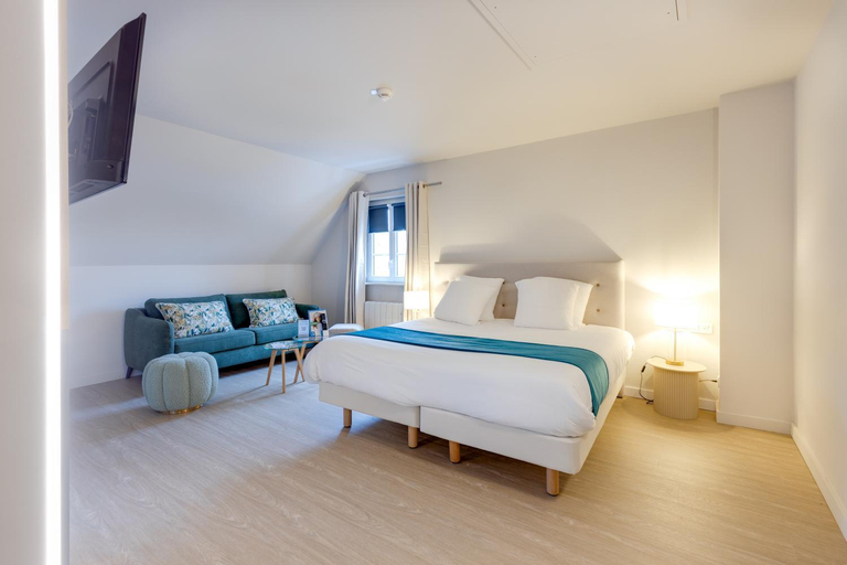 Bedroom 2, Karaez Hotel - BritHotel Carhaix, Finistère