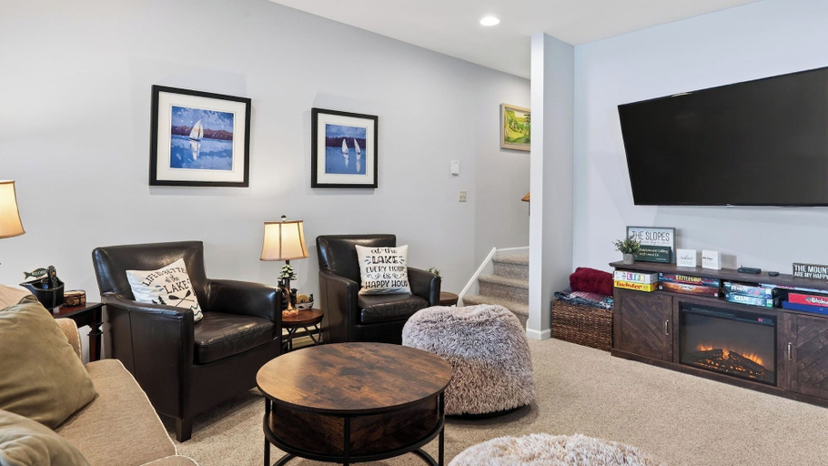 Interior 1, Crestline Retreat by Avantstay Luxury Mountain Condo Hot Tub + Game Room Steps to Big Boulder, Carbon