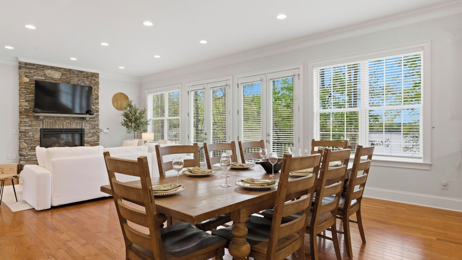 Interior 2, Montclair Manor by Avantstay Lakefront Retreat Dock + Hot Tub + Firepit + Game Room, Iredell