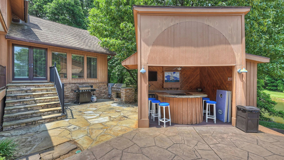 Exterior & Views 2, Stay Awhile by Avantstay Lakefront + Pool, Dock, Iredell