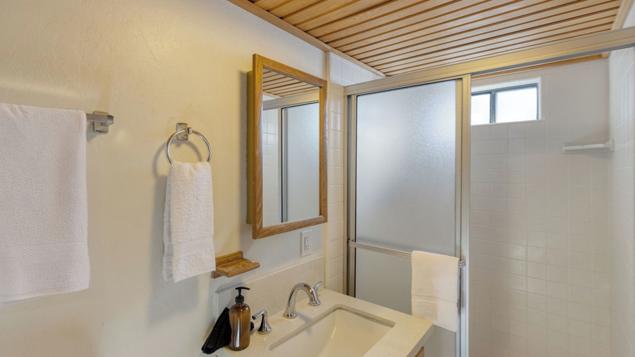 Bathroom 4, Viewtopia by Avantstay Lakefront Views + Hot Tub, San Bernardino