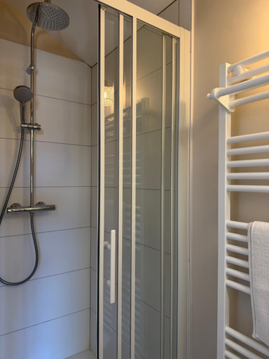 Bathroom 2, Lamayade, Gironde