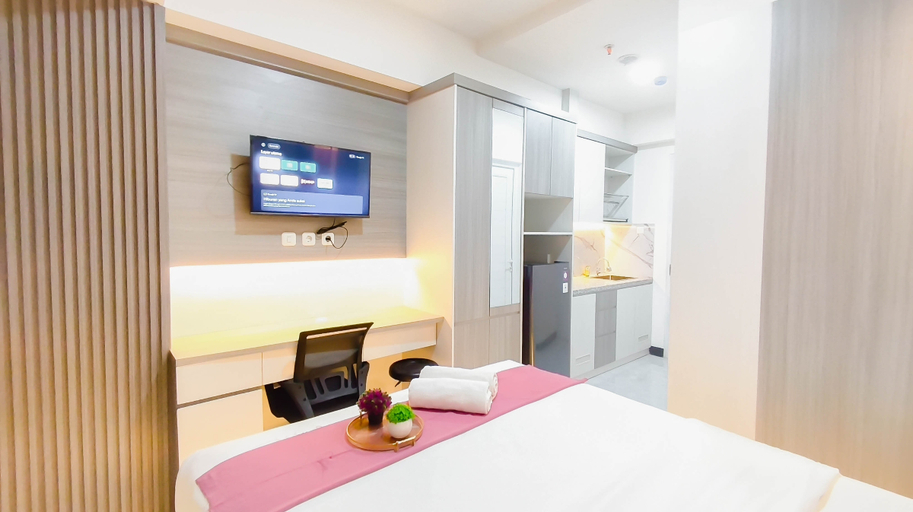Bedroom 4, Stylish Light Gray Touch Studio at Westown View Surabaya Apartment By Travelio, Surabaya