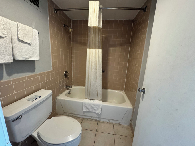 Bathroom 4, Bayou Inn, Jefferson Davis