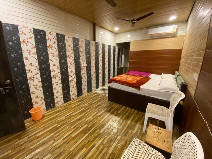 Room 4, The Plum Mount Abu, Sirohi