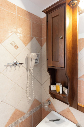 Bathroom 4, Finiki Plaza, Peloponnese