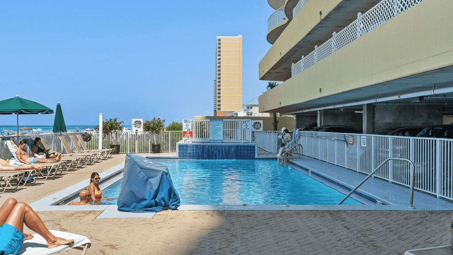 Sport & Beauty 5, Emerald Isle 701 by Avantstay Gul Front Corner Unit 2 Pools, Bay