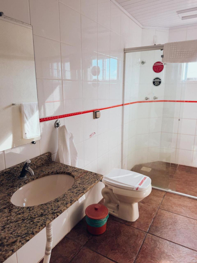 Bathroom 3, Arpini Hotel, Rio Grande