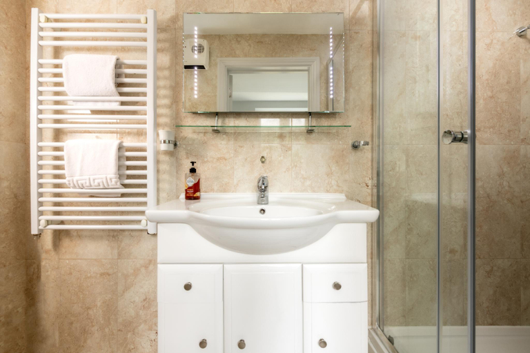 Bathroom 3, Woodbine Cottage, Gloucestershire