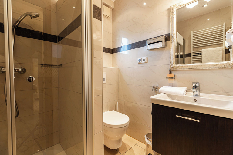 Bathroom 5, Gasper Business & Garden Hotel, Groß-Gerau
