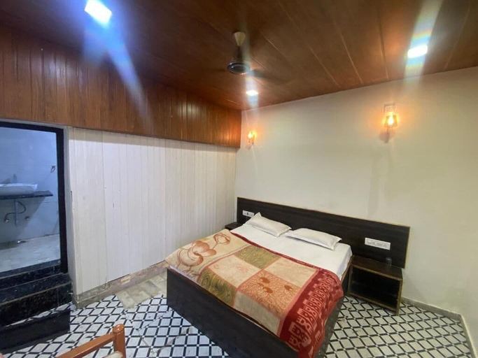 Room 5, The Plum Mount Abu, Sirohi