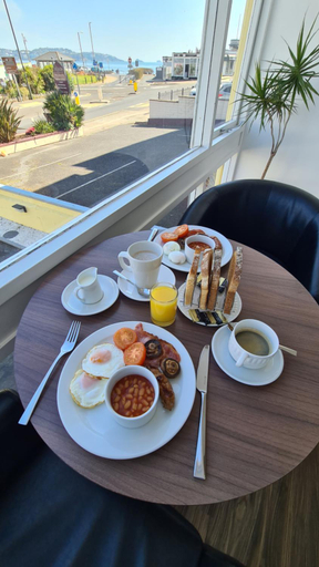 Food & Drinks 5, Torland Hotel - seafront location, guaranteed free parking, Torbay