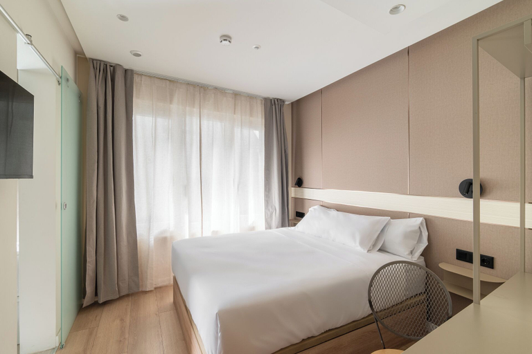 Room 2, LEE Hotel