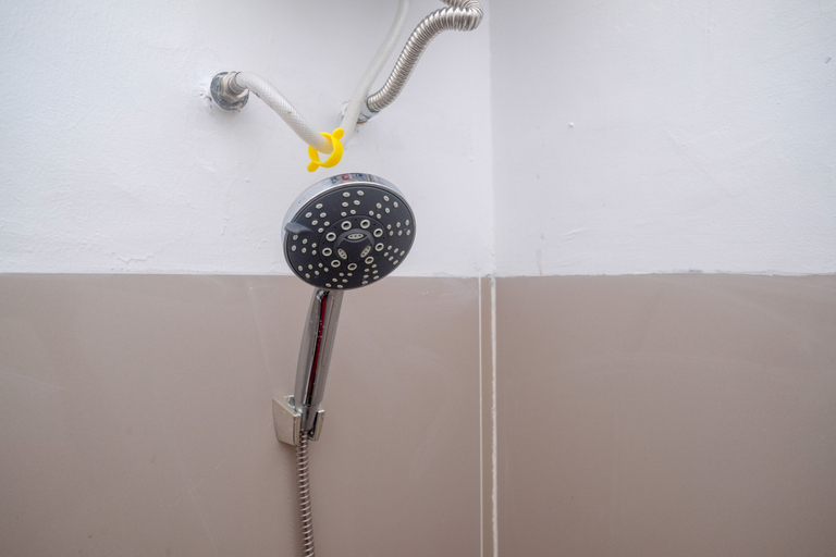 Bathroom 3, RedDoorz near Laweyan Gentan, Sukoharjo