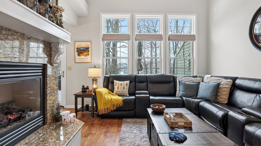 Interior 3, Crestline Retreat by Avantstay Luxury Mountain Condo Hot Tub + Game Room Steps to Big Boulder, Carbon