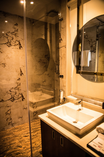 Bathroom 5, Regenta Inn Amritsar Airport Road, Amritsar