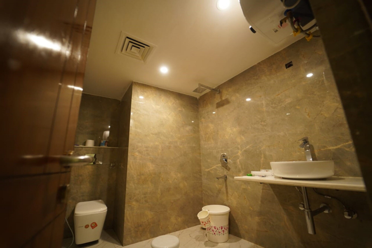 Bathroom, Saket Mahatma Gandhi Marg, Kaushambi