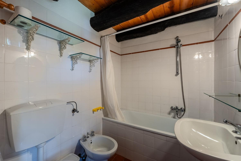 Bathroom 4, Fattoria di Pietrabuona, Pistoia