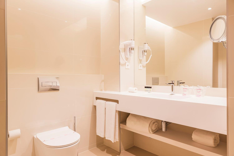 Bathroom 5, The Patio Suite Hotel, Albufeira