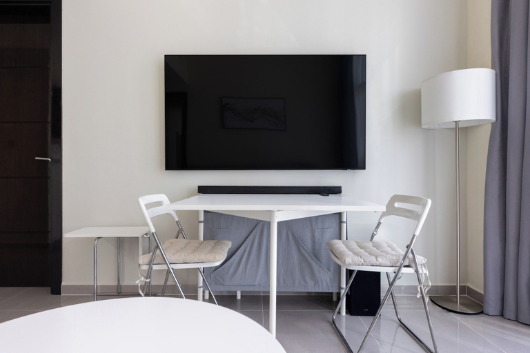 Dining, Modern 2BR Apartment in Merano Tower, Dubai