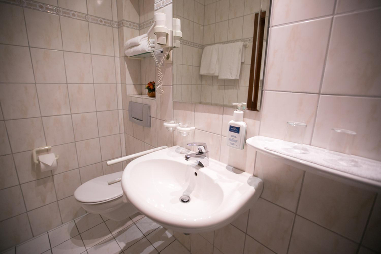 Bathroom 5, Rabes Hotel Kiel, Kiel