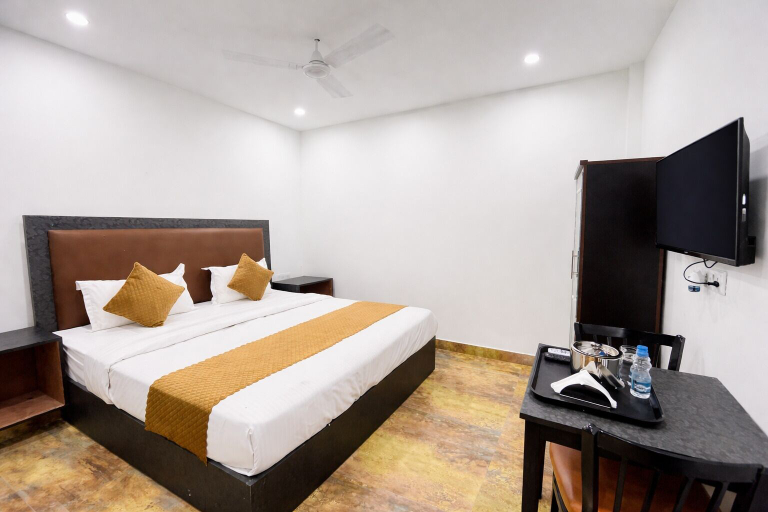 Room 2, Roomshala Kasa Palace, Delhi