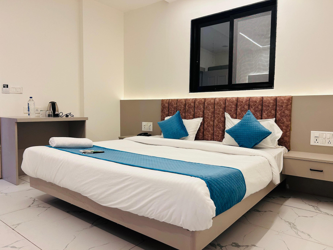 Room 2, Hotel Tavooza Formerly Kreston Heights, Indore
