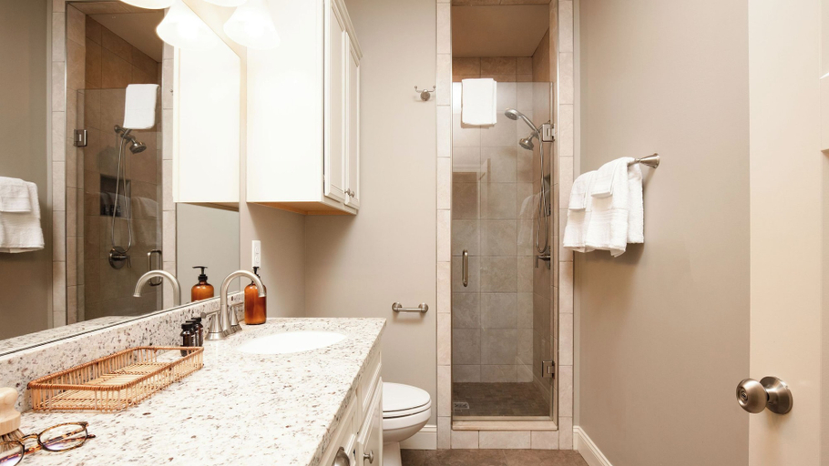 Bathroom, Covered Deck + Firepit Black Mountain Retreat Sweetgum by Avantstay, Buncombe