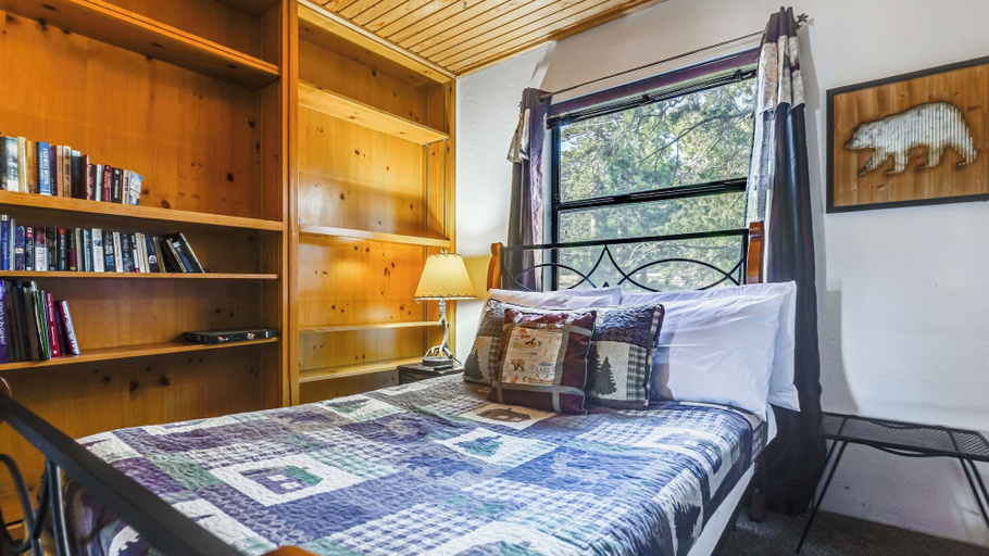 Bedroom 3, Viewtopia by Avantstay Lakefront Views + Hot Tub, San Bernardino