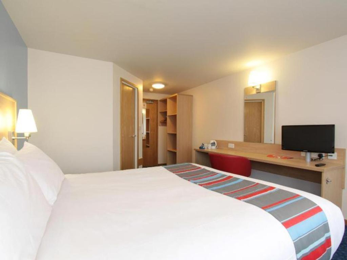 Bedroom 5, Travelodge Stonehouse, Gloucestershire