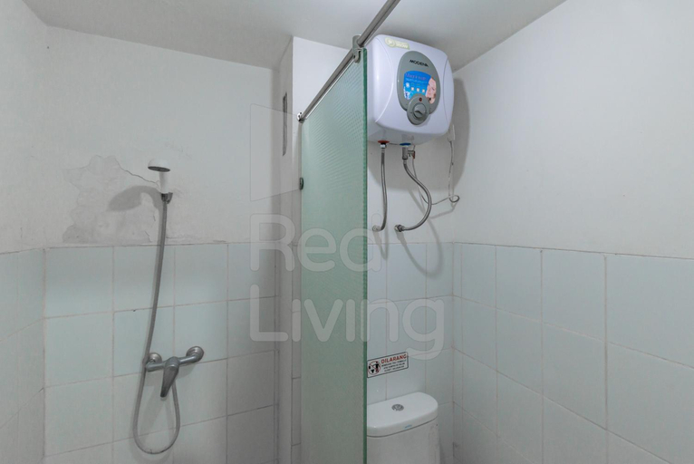 Bathroom, Redliving Apartemen Emerald Tower Bion Apartel 2 Tower South, Bandung