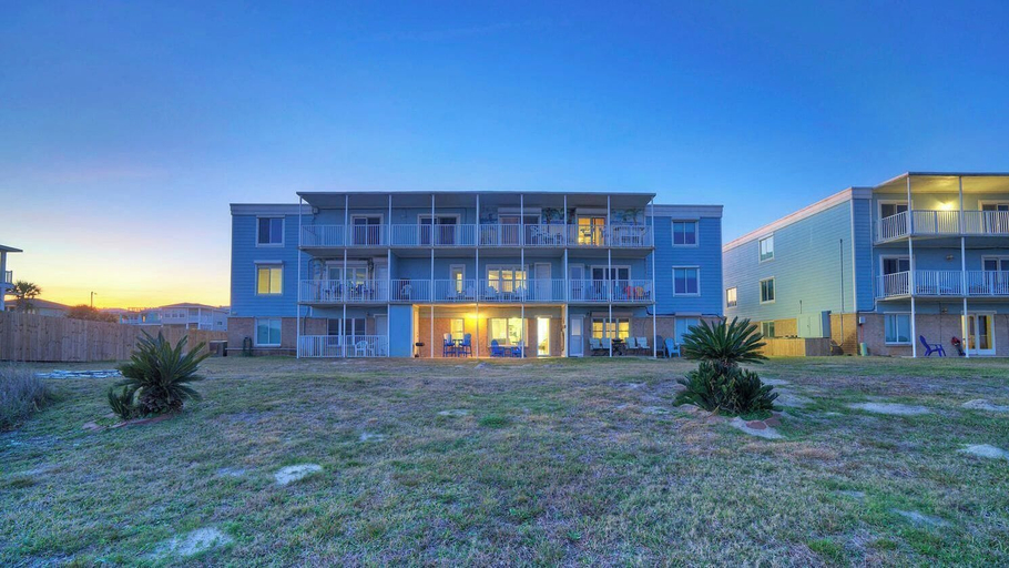 Exterior & Views 2, Beachfront, Patio w/ Dune View, 2 Pools, Pickleball Cravin Waves by Avantstay, Nueces