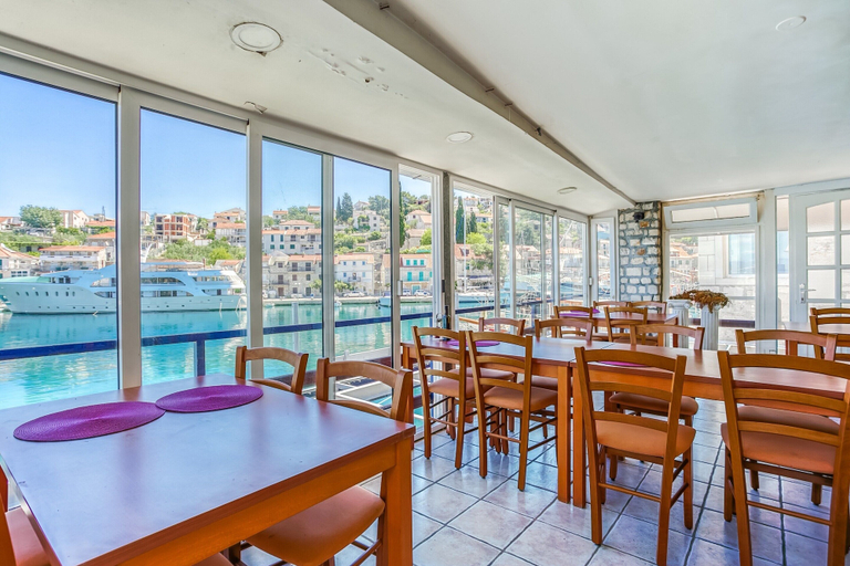 Food & Drinks 5, Alluring Apartment in Stomorska near Sea, Šolta