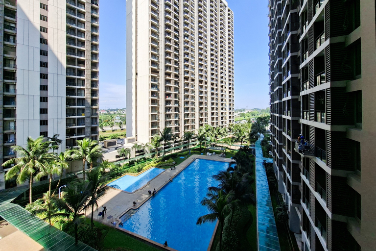 Swimming Pool 5, Studio Apartment with Functional Design at Sky House BSD By Travelio, Tangerang Selatan