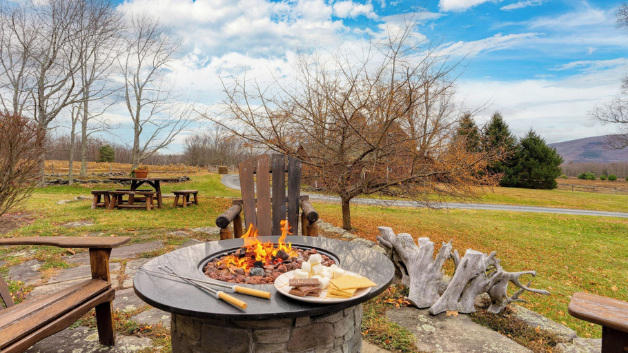 Food & Drinks, Catskill Park Farm by Avantstay Huge Yard, Fire Pit Near Windham Ski Resort, Greene