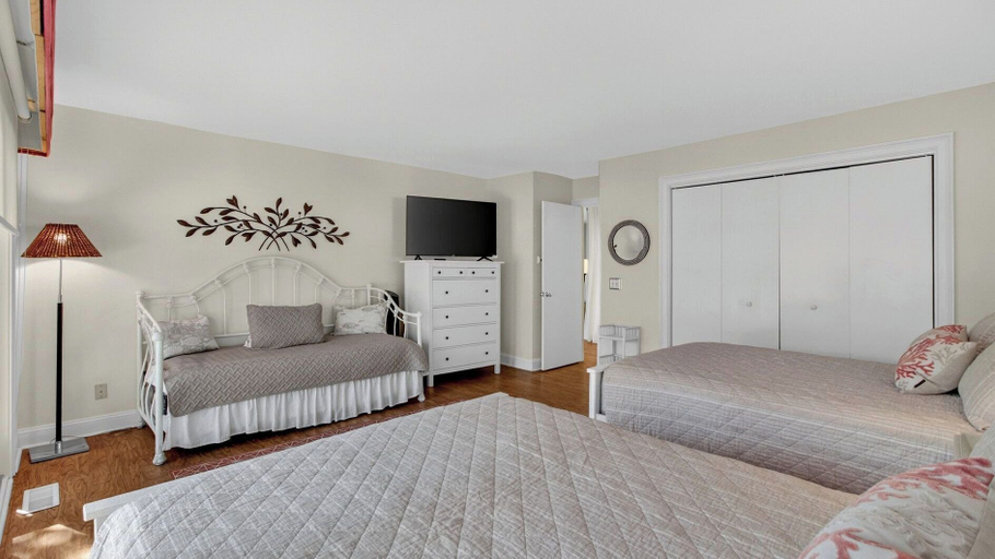 Bedroom 2, 12 Dunecrest Lane by Avantstay 2 Mins to Beach w/ Pool & BBQ, Charleston