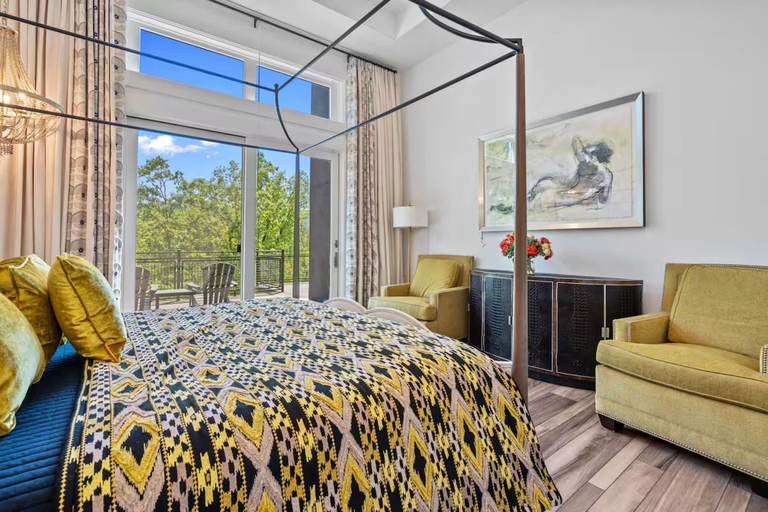 Room 2, Luxurious Retreat - Private Creek View, Garland