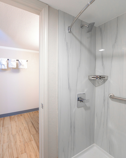 Bathroom 4, Gateway Inn, Young