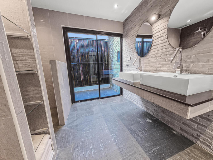 Bathroom 3, Beachfront! 4 Bedrooms - Malee Beach Villa E6, Ko Lanta