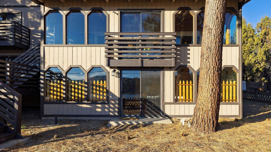 Exterior & Views 2, Viewtopia by Avantstay Lakefront Views + Hot Tub, San Bernardino