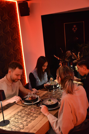 Food & Drinks 5, Maison 3 chambres, jacuzzi, billard, sauna, air soccer, clim, Liège