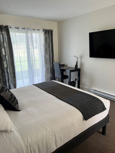 Room 5, Skaha Lake Airport Inn & Suites, Okanagan-Similkameen