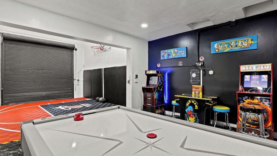 Interior 4, Hoop & Splash House by Avantstay Game Room + Pool + Firepit + Minutes to Las Olas, Broward
