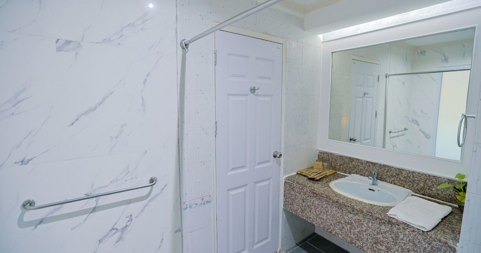Bathroom 5, THE PRINCESS BEACHFRONT RESORT, Klaeng
