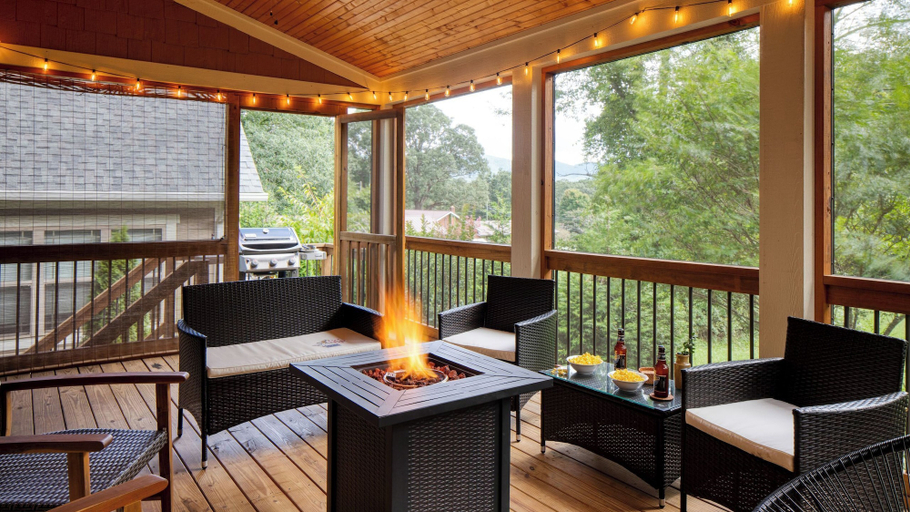 Food & Drinks, Covered Deck + Firepit Black Mountain Retreat Sweetgum by Avantstay, Buncombe