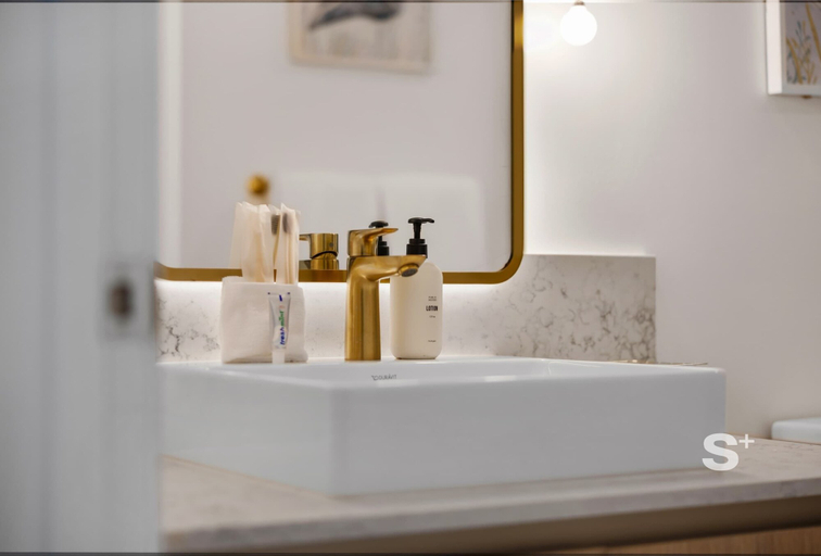Bathroom 4, Chic 2BD Downtown Condo with Water Views, Miami-Dade