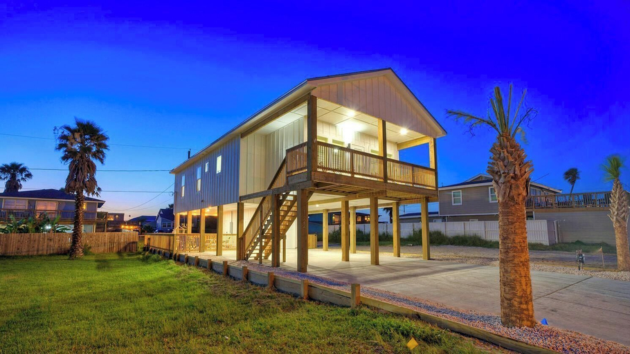 Exterior & Views 2, New Build! Priv Pool, Firepit, Walk to the Beach Alright, Alright by Avantstay, Nueces