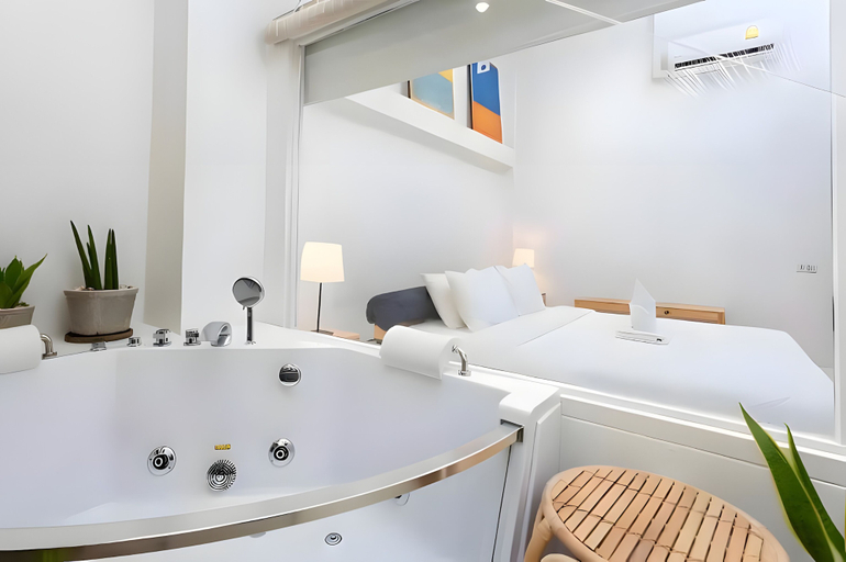Bathroom 4, Naptel Changmoi, Muang Chiang Mai