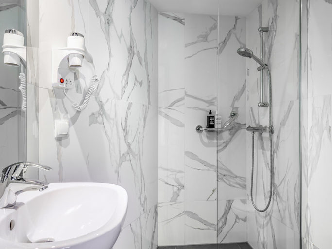 Bathroom 4, ibis Styles Amsterdam Amstel, Amsterdam