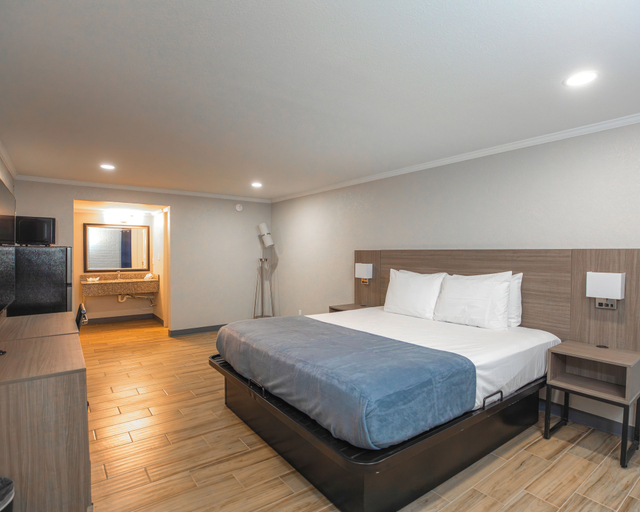 Bedroom 5, Gateway Inn, Young